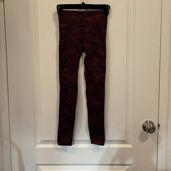 Spanx Seamless Camo Leggings In Color Wine - Picture 4 of 5